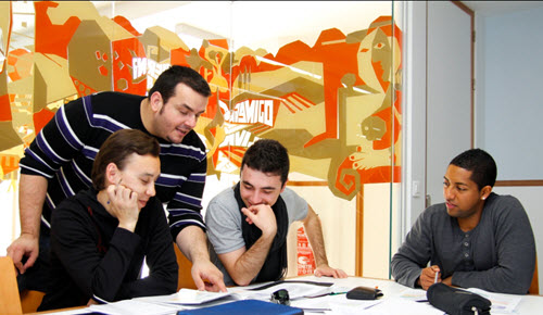Proyecto Espanol Teacher Helping Students